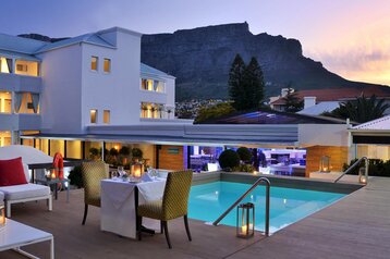 5 Night Cape Town and Pilanesberg Combo